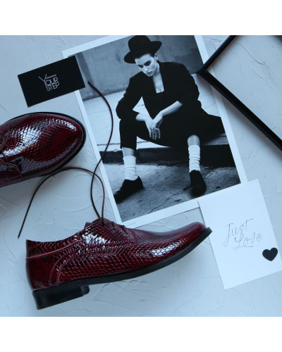 Туфли на низком ходу из лаковой кожи бордового цвета под рептилию Арт. 16-1/12(Mar4)