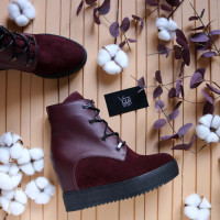 Ботинки на скрытой танкетке из замши и кожи цвета бордо с фурнитурой Арт. R-3-0010