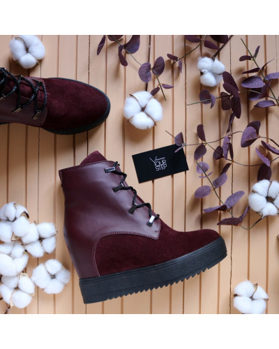 Ботинки на скрытой танкетке из замши и кожи цвета бордо с фурнитурой Арт. R-3-0010