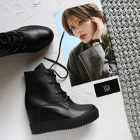 Ботинки на скрытой танкетке из черной кожи с фурнитурой Арт. R-3-0010