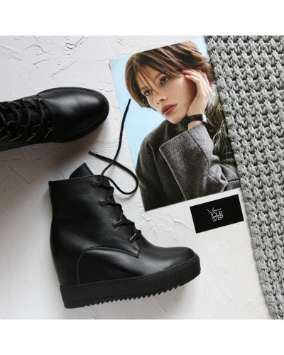 Ботинки на скрытой танкетке из черной кожи с фурнитурой Арт. R-3-0010