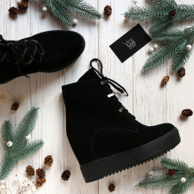 Ботинки на скрытой танкетке из черной замши с фурнитурой Арт. R-3-0010