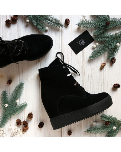 Ботинки на скрытой танкетке из черной замши с фурнитурой Арт. R-3-0010