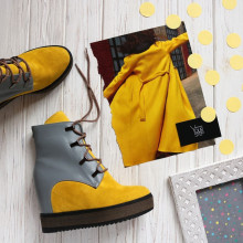 Ботинки на скрытой танкетке из замши цвета лимон с серой кожаной пяткой с фурнитурой Арт. R-3-0010