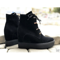 Ботинки на скрытой танкетке из черной замши с фурнитурой Арт. R-3-0010