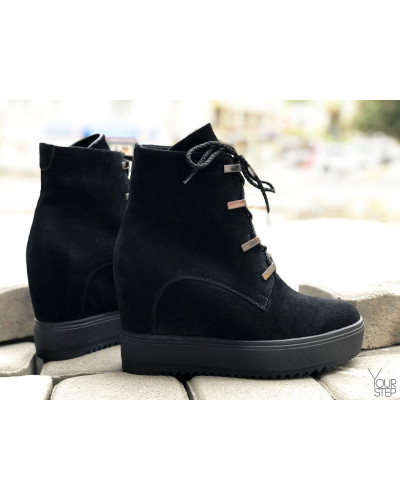 Ботинки на скрытой танкетке из черной замши с фурнитурой Арт. R-3-0010