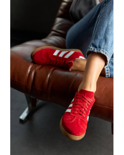 Красные замшевые кеды со шнуровкой – стильный выбор для ярких образов (Арт. 15-10-21918)