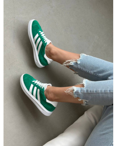 Зеленые замшевые кеды с белыми полосками (Арт. 15-10-0136) – стиль и комфорт на каждый день.