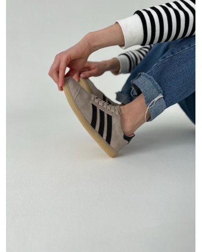 Светло-бежевые замшевые кеды с черными полосками – стиль и комфорт в каждом движении! Ст. 15-10-21918