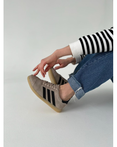 Светло-бежевые замшевые кеды с черными полосками – стиль и комфорт в каждом движении! Ст. 15-10-21918