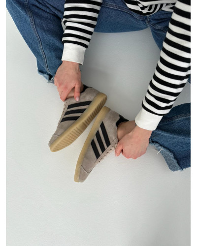 Светло-бежевые замшевые кеды с черными полосками – стиль и комфорт в каждом движении! Ст. 15-10-21918