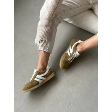 Женские замшевые кеды оливкового цвета с белыми вставками – тренд весна-лето 2026 (Арт. 15-18/21918)