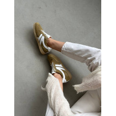 Женские замшевые кеды оливкового цвета с белыми вставками – тренд весна-лето 2026 (Арт. 15-18/21918)