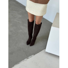 Шоколадные замшевые сапоги на шпильке — утонченность и глубина образа (арт. 657-14)