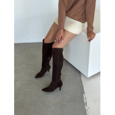 Шоколадные замшевые сапоги на шпильке — утонченность и глубина образа (арт. 657-14)